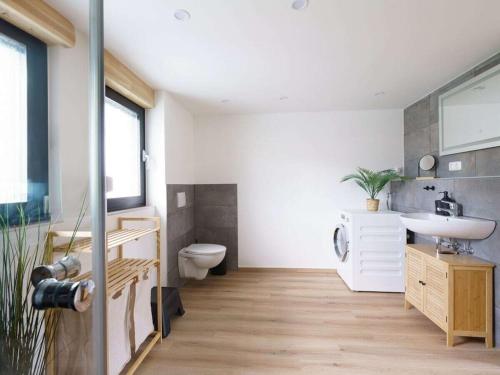 Holiday home Ahorn, 1st floor في Weilerswist: حمام مع حوض ومرحاض