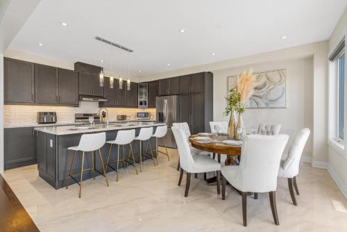 O bucătărie sau chicinetă la Executive 5BR-4BATH Detached Bramp/Miss Border