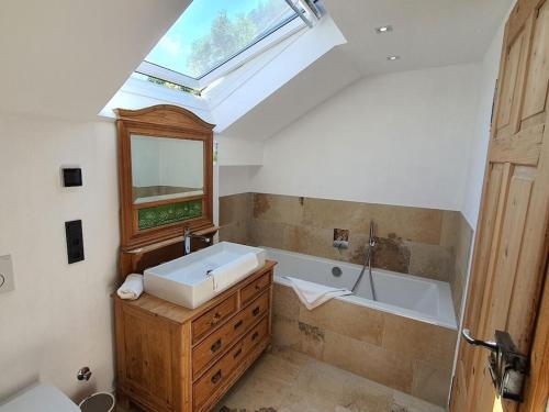 Ένα μπάνιο στο Holiday home in Pfronten with swimming pool