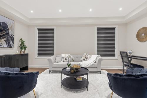 O zonă de relaxare la Executive 5BR-4BATH Detached Bramp/Miss Border