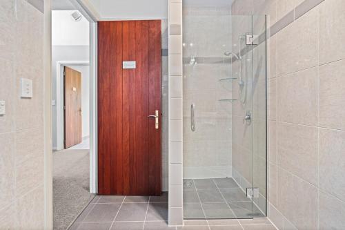 Et badeværelse på Stylish Group Getaway with views! Hot tub, Games Room