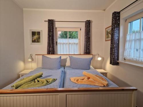 Un pat sau paturi într-o cameră la Holiday apartment in Vitte with swimming pool