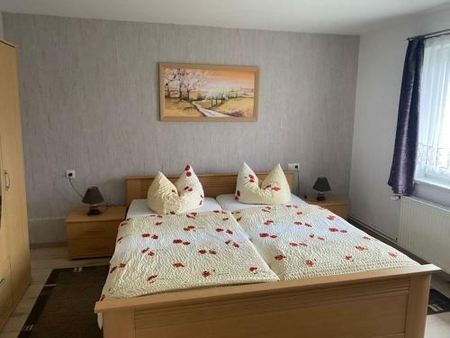 at the Gau family's home in Poggenhof في Charlottendorf: غرفة نوم بها سرير ووسادتين عليه