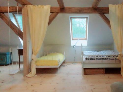 2 with large garden, playground and pool في Sommerstorf: غرفة بها سريرين ونافذة