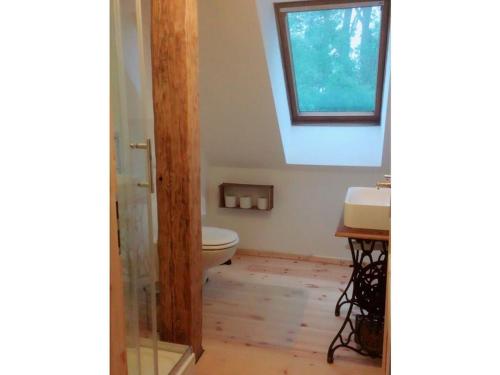 2 with large garden, playground and pool في Sommerstorf: حمام مع مرحاض ومغسلة