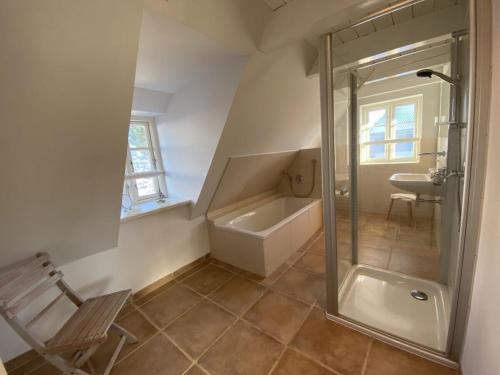 ein Badezimmer mit Dusche, Badewanne und Waschbecken in der Unterkunft Holiday home property 46 in Utersum