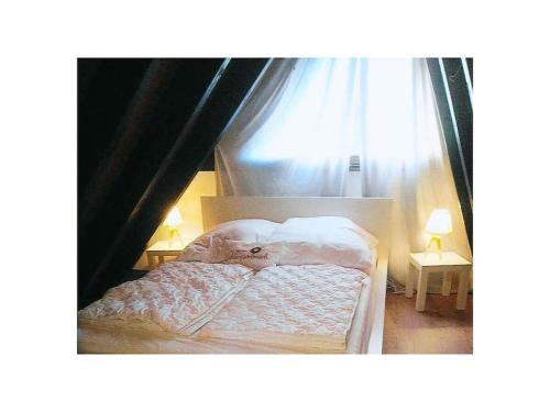 En eller flere senge i et værelse på Holiday home with 1 bedroom