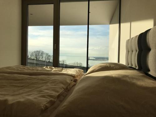 Dos camas en una habitación con una gran ventana. en Holiday apartment with 1 bedroom, en Tannenbach