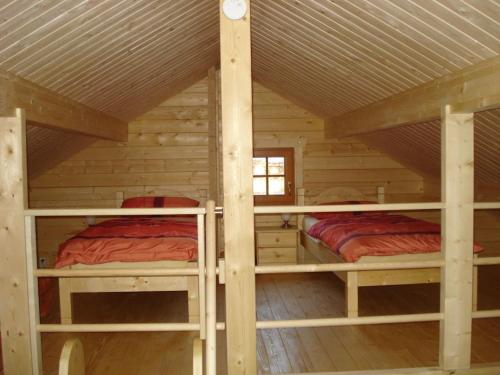 een slaapkamer met 2 stapelbedden in een blokhut bij Log cabin garden in Rabenau