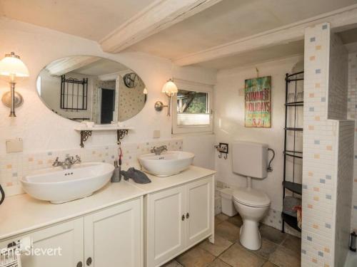 Un baño con dos lavabos y un inodoro. en Country House Kühren, en Lütjenburg