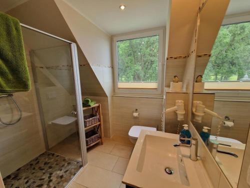 Et badeværelse på WellNest Family Residence