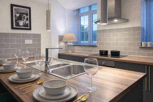 Køkken eller tekøkken på Deluxe fully Kitted 2 King Room Apt with Sofa Bed