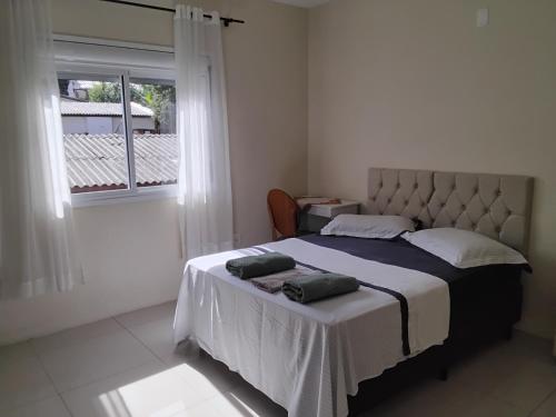 ein Schlafzimmer mit einem Bett und zwei Kissen darauf in der Unterkunft Potiribu in Ijuí