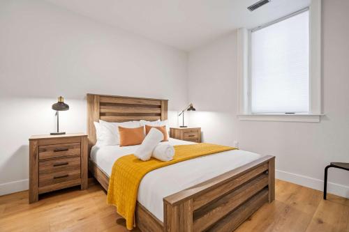 布埃纳维斯塔Hacienda Chiquita! Centrally Located Private Basement的一间卧室，配有一张大床和一扇窗户。