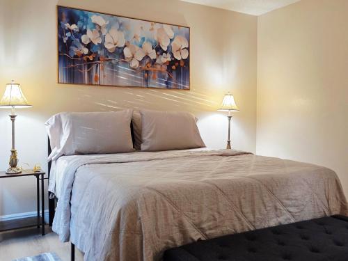 En eller flere senge i et værelse på Toria Suites Condo 924