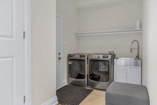 uma lavanderia com máquina de lavar e pia em Executive 5BR-4BATH Detached Bramp/Miss Border em Brampton