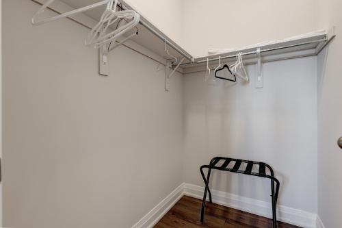 uma cadeira preta num quarto com uma parede branca em Executive 5BR-4BATH Detached Bramp/Miss Border em Brampton