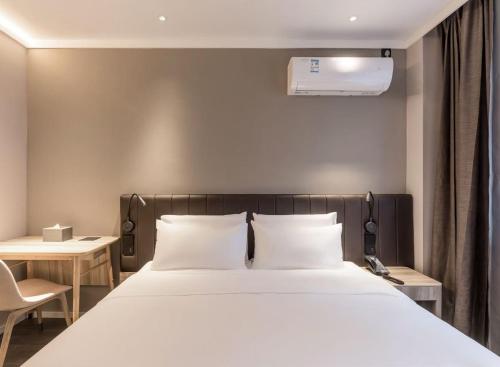 Postel nebo postele na pokoji v ubytování Hanting Hotel Nanjing Beijing East Road Jiuhuashan Subway Station