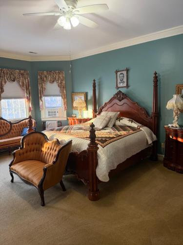 斯普林菲尔德Exquisite Victorian的带一张大床和一把椅子的卧室