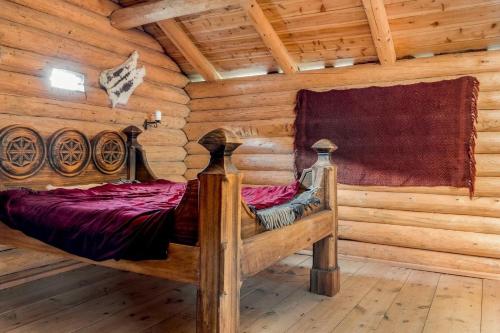 SelJørundgard Vikingcamp的小木屋里有一张床的卧室