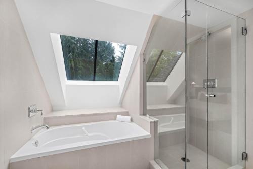 Ένα μπάνιο στο 3BR in Gleneagle, Soaker Tub with Skylight, Wood Burning Fireplace, Spacious Layout