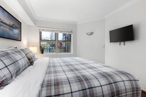 Ένα ή περισσότερα κρεβάτια σε δωμάτιο στο 1BR in Lake Placid Lodge, Steps to Creekside Gondola, Shared Pool and Hot Tub, Lounge Access