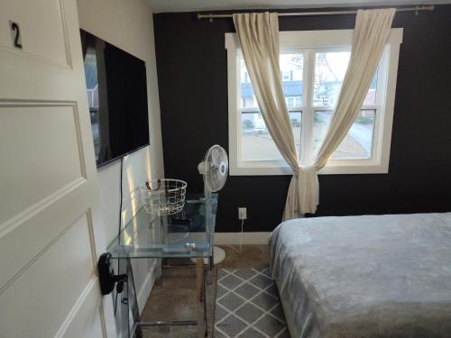 Кровать или кровати в номере Stylish Lynn Iris Room 2 Private Bath