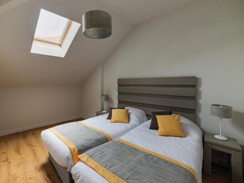 En eller flere senge i et værelse på Studio in Biscarrosse near Sandy Beach