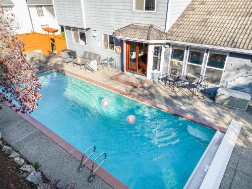 Piscina de la sau aproape de Stylish 4BR retreat with pool & year-round hot tub