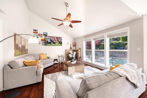 O zonă de relaxare la Stylish 4BR retreat with pool & year-round hot tub