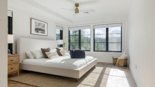 Ένα ή περισσότερα κρεβάτια σε δωμάτιο στο Forget-Me-Not by AvantStay Bold Lakefront Escape