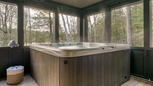 Φωτογραφία από το άλμπουμ του Forget-Me-Not by AvantStay Bold Lakefront Escape σε Monterey