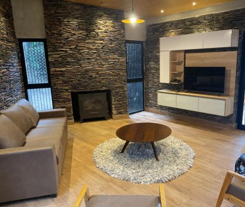 Una sala de estar con un sofá y una mesa de café. en Rent House, en El Rodeo