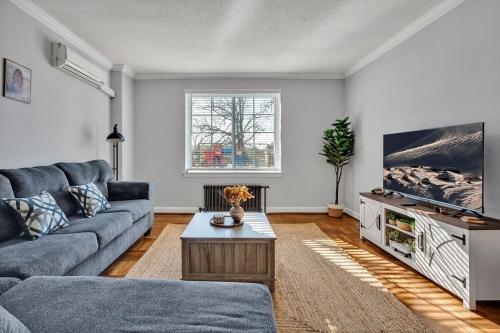 TV a/nebo společenská místnost v ubytování 1st Floor 2BD Near Duke & Downtown