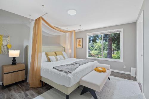 Кровать или кровати в номере Chic Kirkland Home Overlooking Windsor Vista Park