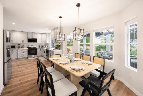 Kuchyň nebo kuchyňský kout v ubytování Newly Remodeled Hilltop 4B Retreat with Gym