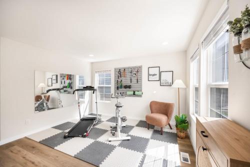 Fotografie z fotogalerie ubytování Newly Remodeled Hilltop 4B Retreat with Gym v destinaci Renton