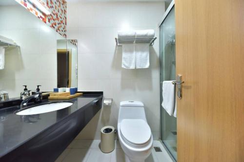 ein Badezimmer mit Toilette und Waschbecken in der Unterkunft Starway Hotel Shanghai Qibao Hongqiao Railway Station in Shanghai