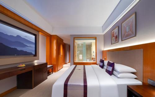 Postel nebo postele na pokoji v ubytování Kunshan Yu Yuan Garden Hotel