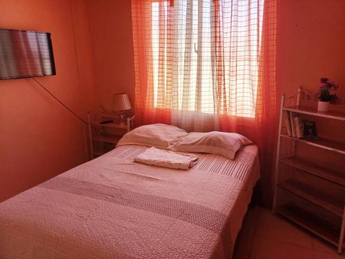 um quarto com uma cama com duas toalhas em Dona Beba Guesthouse em La Caleta