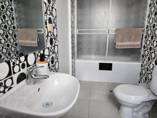 um banheiro com pia e vaso sanitário em Longevid Apartment, Huanchaco An apartment with an ocean view rent for a nigth em Huanchaco