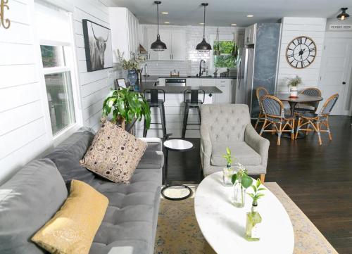 Χώρος καθιστικού στο Serene Private Suite with Bath and WiFi Explore Atlanta #8