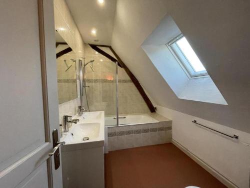 Un baño de Gîte de charme avec jardin privatif en Touraine - FR-1-381-642