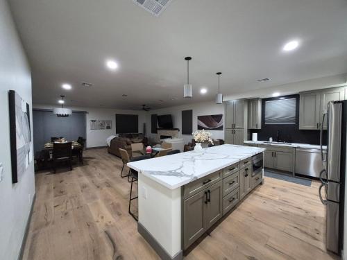 Η κουζίνα ή μικρή κουζίνα στο Brand new, beautiful home in the heart of Tempe