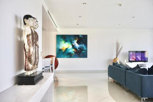 Телевизор и/или развлекательный центр в Surin Beach - 3BR Penthouse - Sea View - Cozy Private Pool