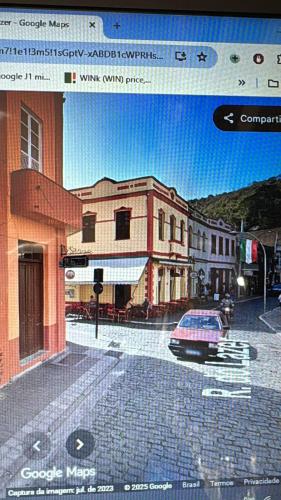 une image d'une ville avec une voiture dans une rue dans l'établissement Pousada Elite, à Santa Teresa