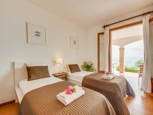 En eller flere senge i et værelse på Seafront Luxury Villa Can Torrens