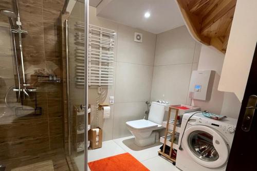 Ένα μπάνιο στο Large holiday home with garden, close to the lake