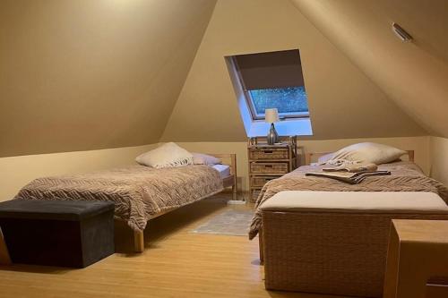 Ένα ή περισσότερα κρεβάτια σε δωμάτιο στο Large holiday home with garden, close to the lake