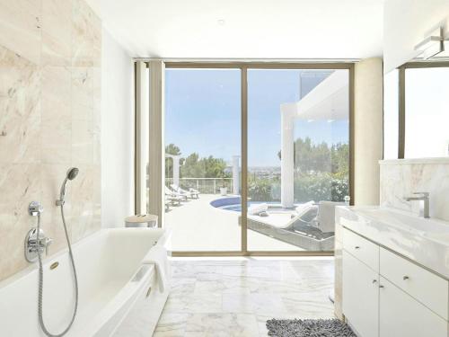 Ένα μπάνιο στο Villa in Ibiza with Private Pool and Beaches